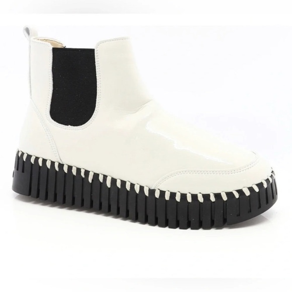 ILSE JACOBSEN Cream/Black Gloss Patent Chunky Boots Size 9